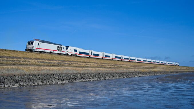 ICE L-trein van Deutsche Bahn rijdt over de Hindenburgdamm naar Sylt in Sleeswijk-Holstein