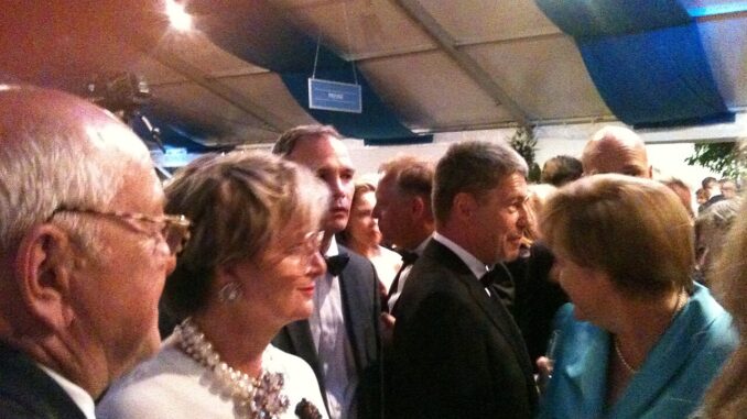 Angela Merkel en Joachim Sauer tijdens de Bayreuther Festspiele in Bayreuth in 2015