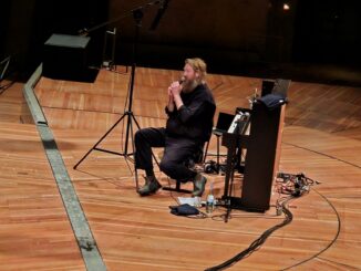 De Nederlandse pianist en componist Joep Beving tijdens zijn optreden in de Berliner Philharmonie in Berlijn