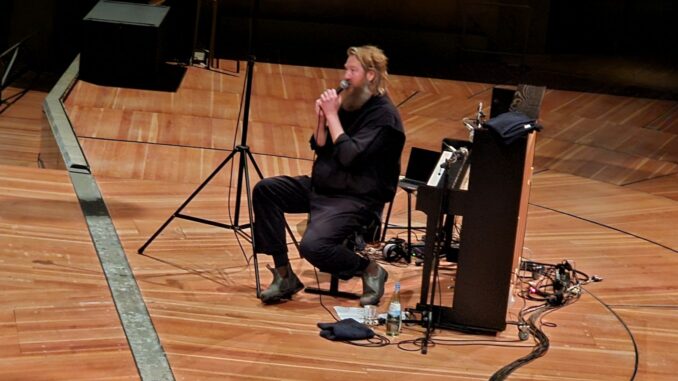 De Nederlandse pianist en componist Joep Beving tijdens zijn optreden in de Berliner Philharmonie in Berlijn