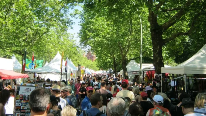 Bezoekers op het Karneval der Kulturen in Berlijn-Kreuzberg