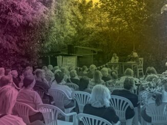 Publiek tijdens een openluchtlezing van de Literaire Zomer 2026