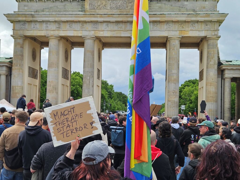 Protestbord tijdens demonstratie bij de Brandenburger Tor in Berlijn