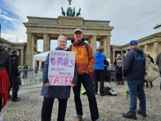 Deelnemers aan demonstratie tegen geweld tegen vrouwen bij de Brandenburger Tor in Berlijn