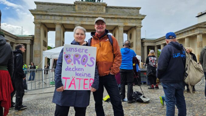 Deelnemers aan demonstratie tegen geweld tegen vrouwen bij de Brandenburger Tor in Berlijn