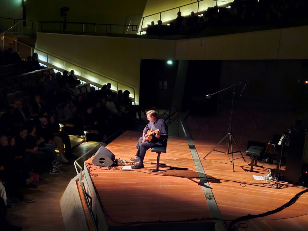 De Amerikaanse gitarist Michael A. Muller tijdens zijn optreden in de Berliner Philharmonie in Berlijn