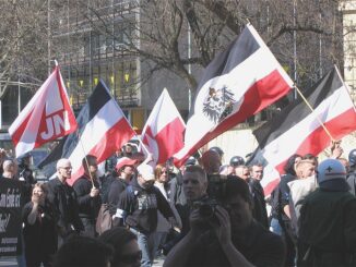 Neonazistische demonstratie in München met extreemrechtse vlaggen