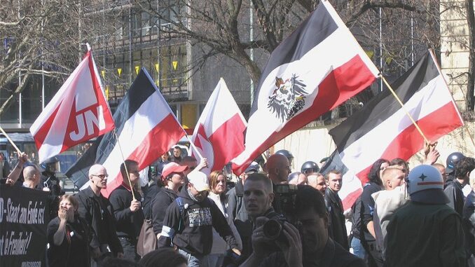 Neonazistische demonstratie in München met extreemrechtse vlaggen