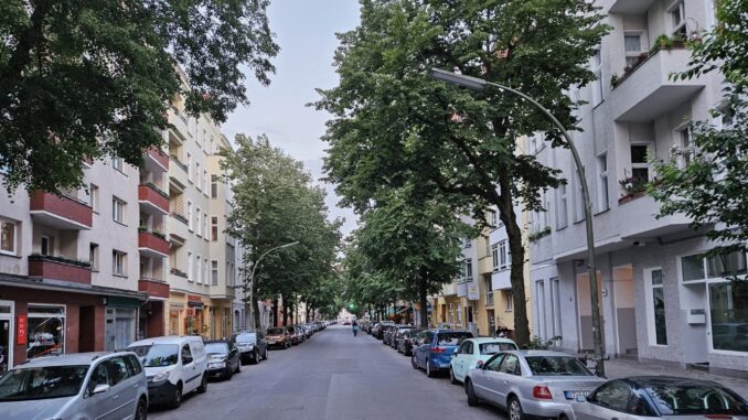Berlijnse straat in de avondschemering als illustratie bij Robert Seethalers roman De straat