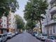 Berlijnse straat in de avondschemering als illustratie bij Robert Seethalers roman De straat