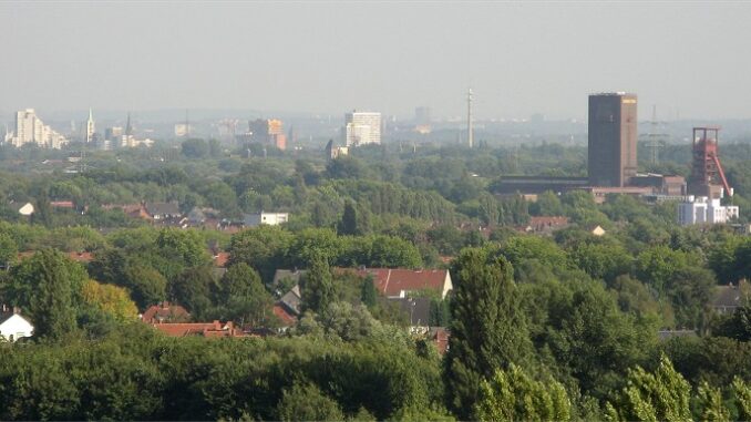 Panorama van Gelsenkirchen in het Ruhrgebied in de Duitse deelstaat Noordrijn-Westfalen