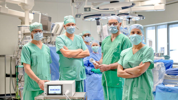 Medisch team van het Universitätsklinikum Jena in een operatiekamer waar een innovatieve schokgolftherapie voor hartpatiënten wordt toegepast.
