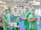 Medisch team van het Universitätsklinikum Jena in een operatiekamer waar een innovatieve schokgolftherapie voor hartpatiënten wordt toegepast.