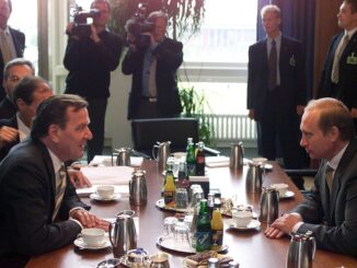 Voormalig bondskanselier Gerhard Schröder in gesprek met de Russische president Vladimir Poetin in Berlijn