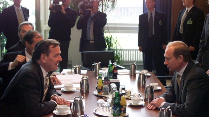 Voormalig bondskanselier Gerhard Schröder in gesprek met de Russische president Vladimir Poetin in Berlijn
