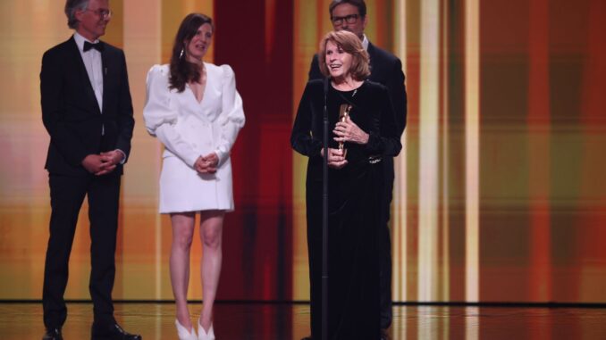 Senta Berger ontvangt de Lola voor beste vrouwelijke hoofdrol tijdens de Duitse Filmpreis 2026 in Berlijn.