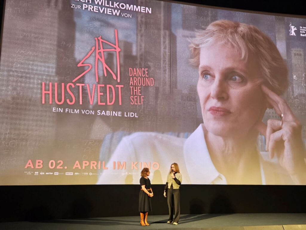 Regisseur Sabine Lidl presenteert haar documentaire Siri Hustvedt – Dance Around the Self tijdens een preview in Kino International in Berlijn.