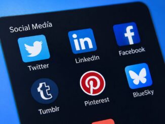 Smartphonescherm met social media apps zoals X (Twitter), LinkedIn, Facebook en Bluesky