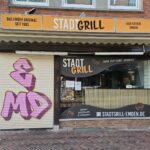 Gevel van snackbar Stadtgrill in Emden met Nederlandse snacks op het menu