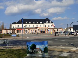 Station van Neubrandenburg in Mecklenburg-Voor-Pommeren op een zonnige dag met blauwe lucht.