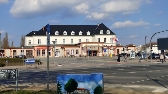 Station van Neubrandenburg in Mecklenburg-Voor-Pommeren op een zonnige dag met blauwe lucht.