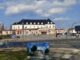 Station van Neubrandenburg in Mecklenburg-Voor-Pommeren op een zonnige dag met blauwe lucht.