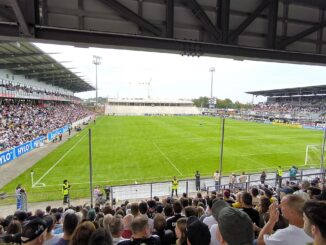 Supporters van SV Elversberg in het stadion an der Kaiserlinde in Saarland