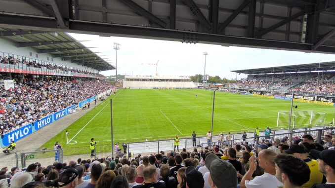 Supporters van SV Elversberg in het stadion an der Kaiserlinde in Saarland