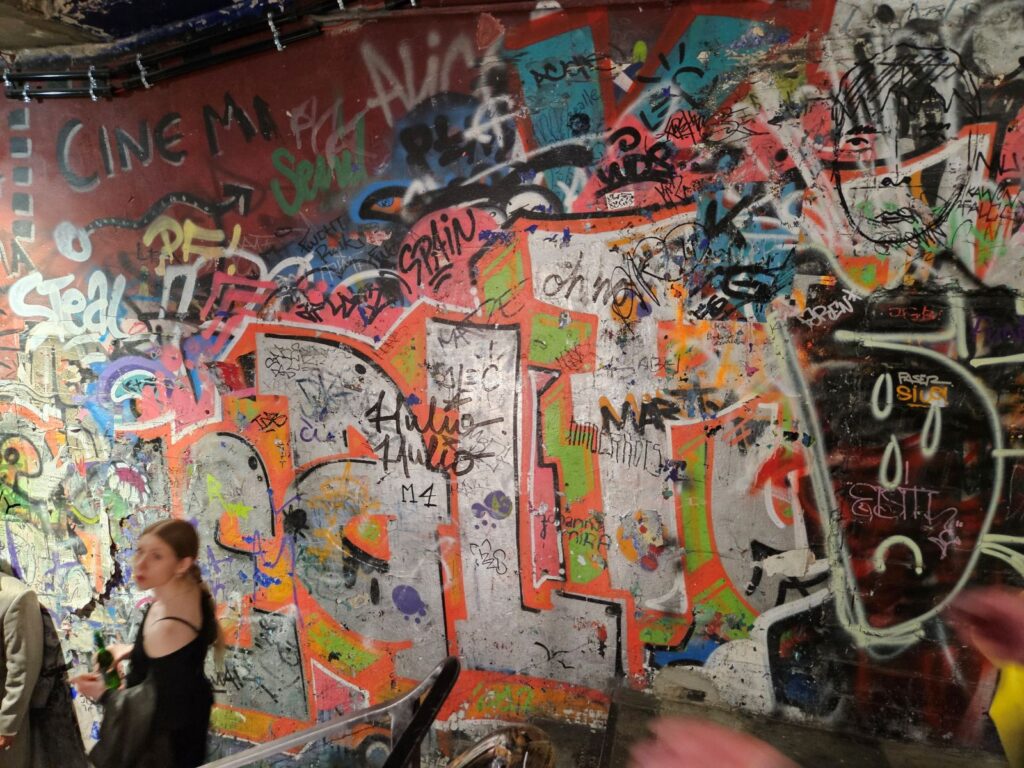 Graffiti en street art in het voormalige Kunsthaus Tacheles, tegenwoordig Fotografiska Berlin
