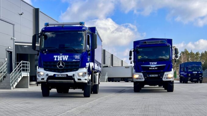 Voertuigen van het Duitse Technisches Hilfswerk (THW) tijdens een hulpgotransport