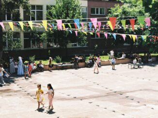 Kinderen op een schoolplein in Duitsland tijdens een zonnige schooldag