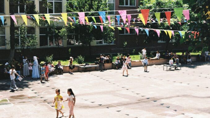 Kinderen op een schoolplein in Duitsland tijdens een zonnige schooldag