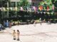 Kinderen op een schoolplein in Duitsland tijdens een zonnige schooldag