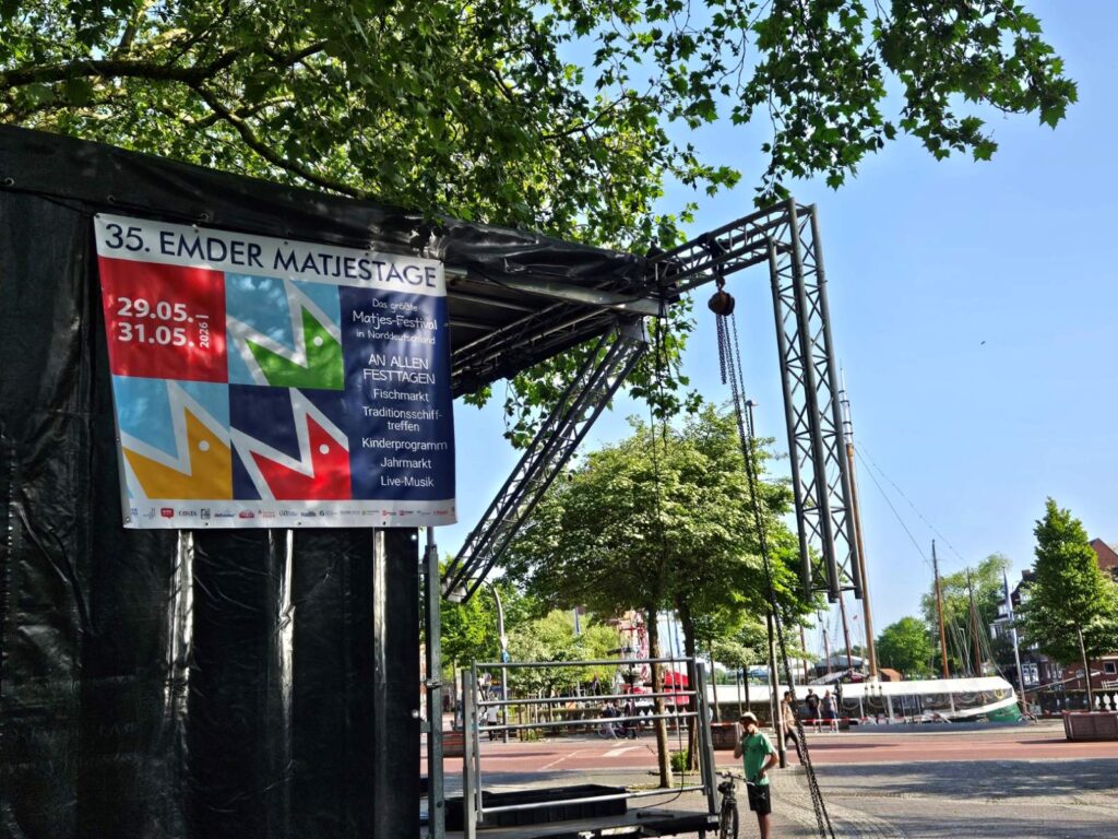 Opbouw van de Emder Matjestage 2026 op het Stadtgarten-terrein in Emden