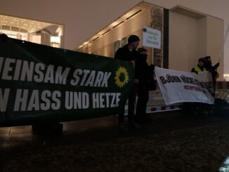 Demonstranten bij het bondskanselarij in Berlijn pleiten voor een verbodsprocedure tegen de AfD.