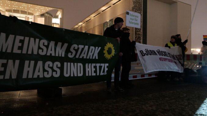 Demonstranten bij het bondskanselarij in Berlijn pleiten voor een verbodsprocedure tegen de AfD.