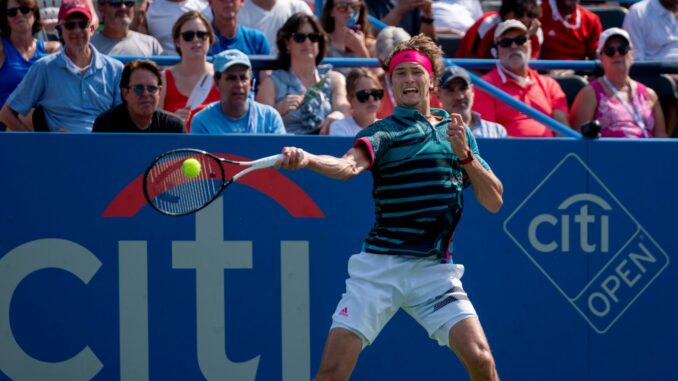 Alexander Zverev slaat een forehand tijdens het Citi Open-toernooi in Washington in 2018