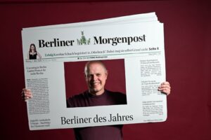 Allard van Gent poseert met een fictieve voorpagina van de Berliner Morgenpost met de titel ‘Berliner des Jahres’.