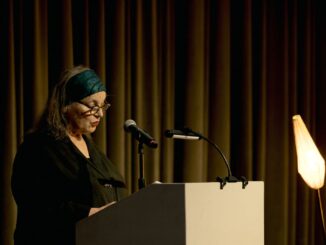 Dichteres Annelie David leest voor tijdens JUNIVERS 2026 in Berlijn.