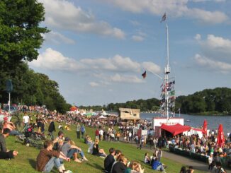 Bezoekers genieten van de Breminale aan de oever van de Weser in Bremen.