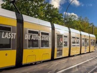 Gele tram van de Berlijnse vervoersmaatschappij BVG op een tramtraject in Berlijn.