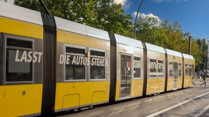 Gele tram van de Berlijnse vervoersmaatschappij BVG op een tramtraject in Berlijn.
