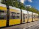 Gele tram van de Berlijnse vervoersmaatschappij BVG op een tramtraject in Berlijn.