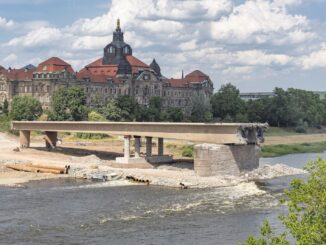 Restanten van de Carolabrücke in Dresden tijdens de sloopwerkzaamheden aan de brug over de Elbe