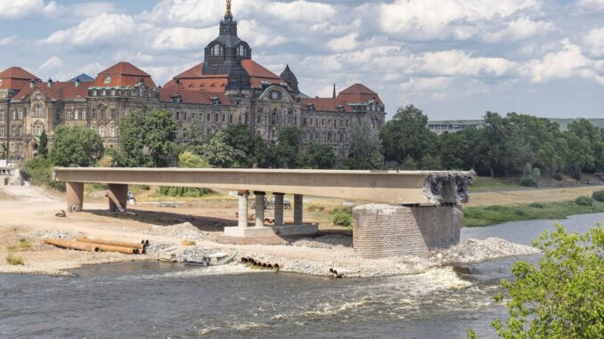 Restanten van de Carolabrücke in Dresden tijdens de sloopwerkzaamheden aan de brug over de Elbe