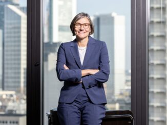 Christiane Benner, voorzitter van de Duitse vakbond IG Metall, voor de skyline van Frankfurt.