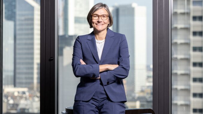 Christiane Benner, voorzitter van de Duitse vakbond IG Metall, voor de skyline van Frankfurt.