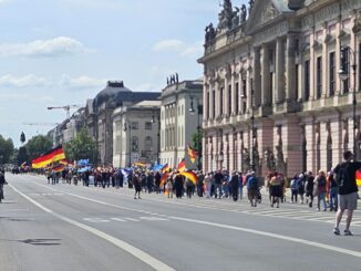 Demonstranten met Duitse vlaggen trekken over Unter den Linden richting de Brandenburger Tor in Berlijn.