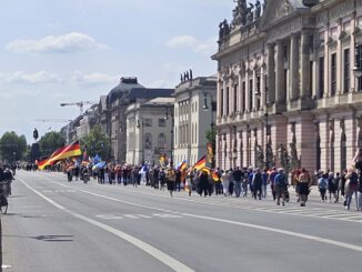 Demonstranten met Duitse vlaggen trekken over Unter den Linden in Berlijn tijdens een protest op 8 juni 2026.
