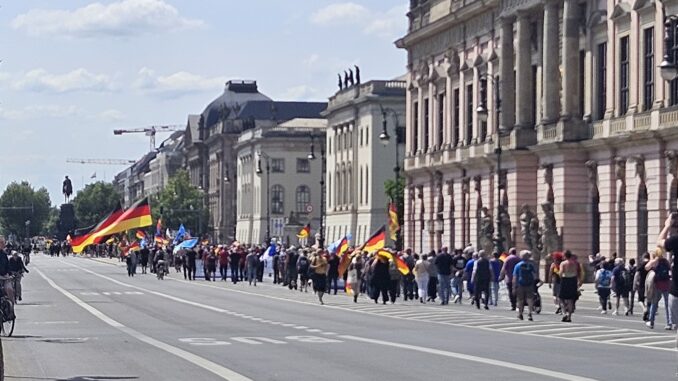 Demonstranten met Duitse vlaggen trekken over Unter den Linden in Berlijn tijdens een protest op 8 juni 2026.